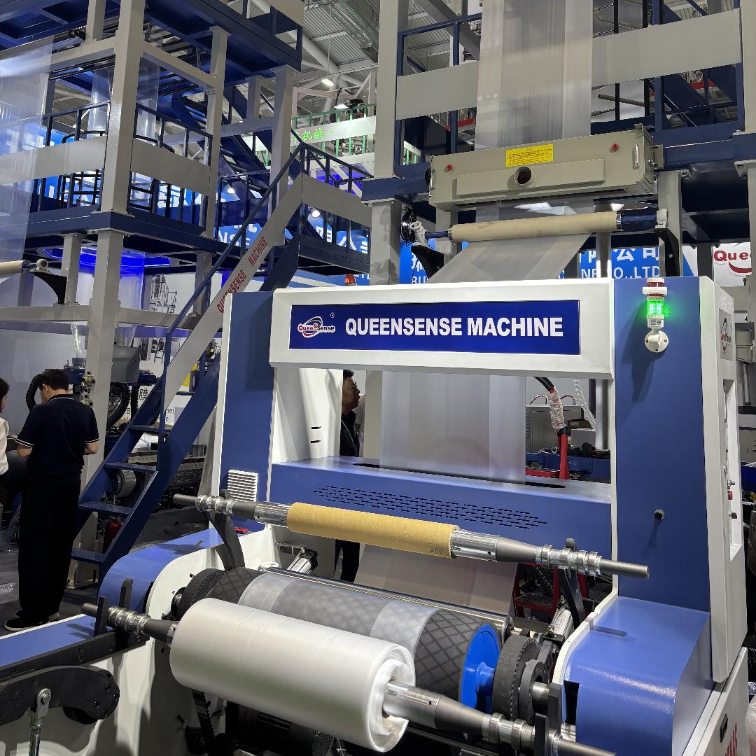 We inspect new equipment at the exhibition and continue to upgrade our productivity!